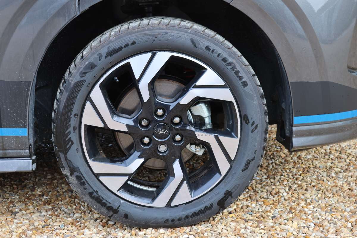 This is the Transit 320 Custom L1H1 DCiV Sport Hybrid vehicle.