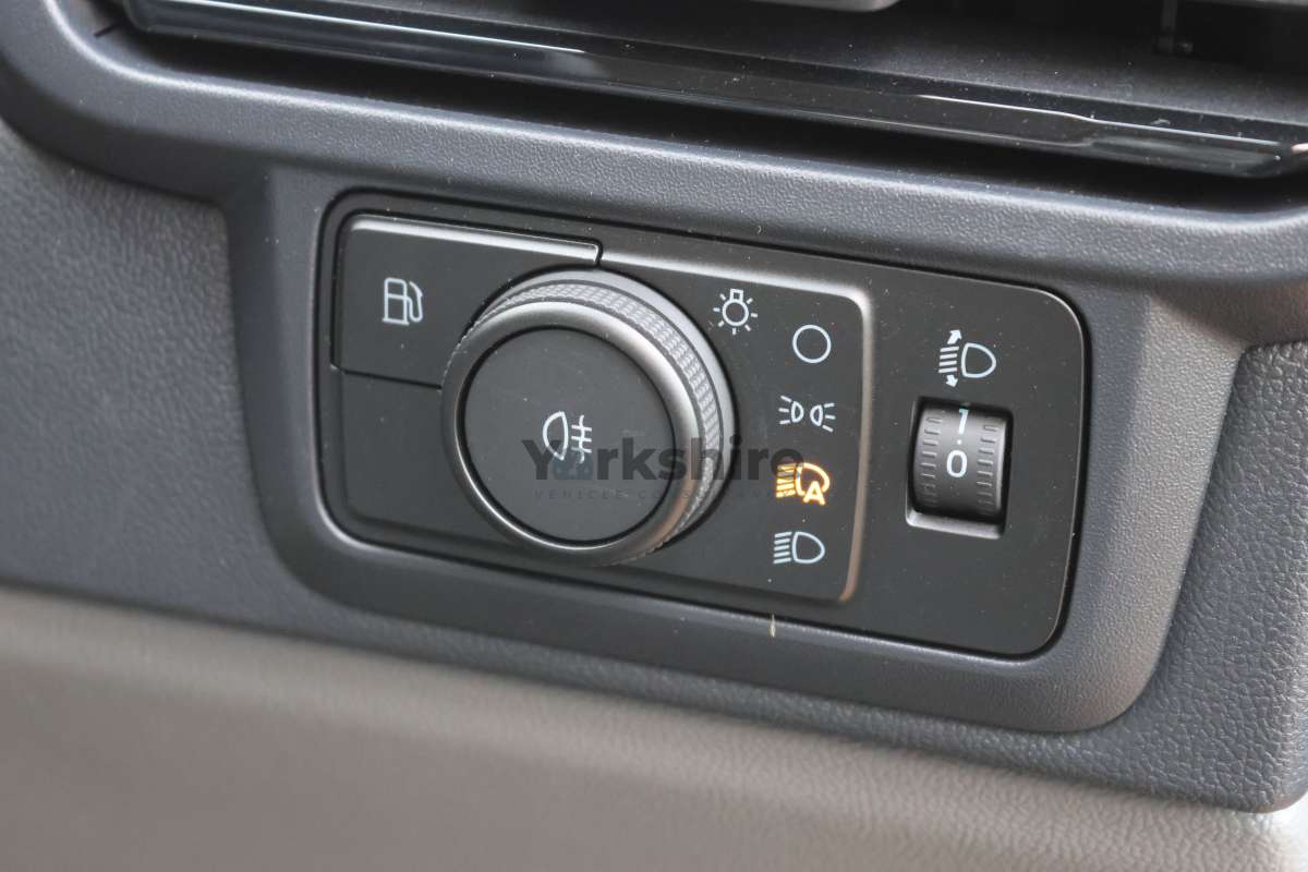 This is the Transit 320 Custom L1H1 DCiV Sport Hybrid vehicle.