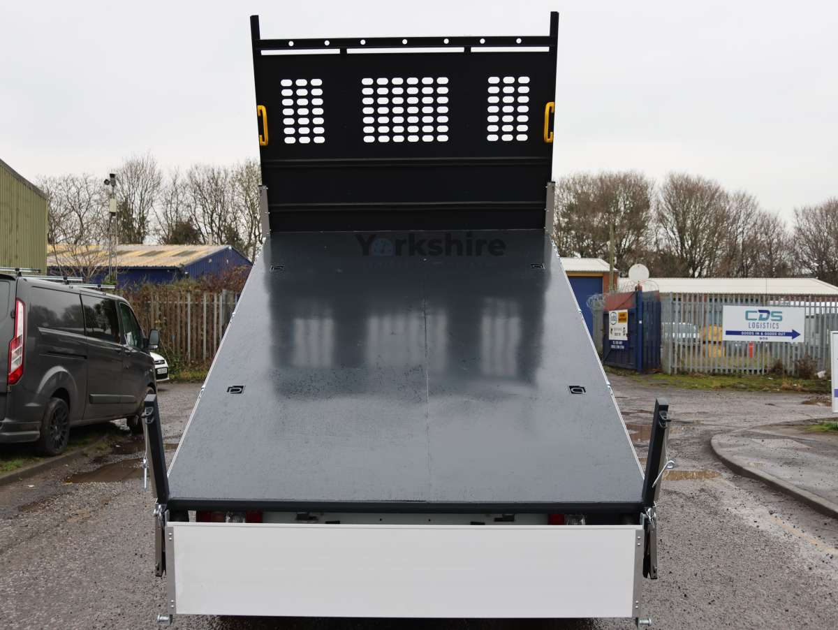 This is the Deliver 9 DRW Tipper vehicle.