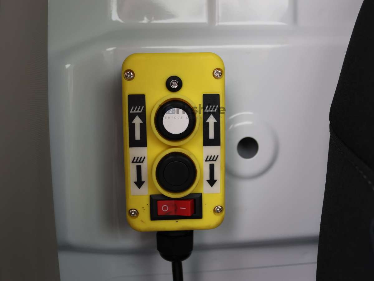 This is the Deliver 9 DRW Tipper vehicle.