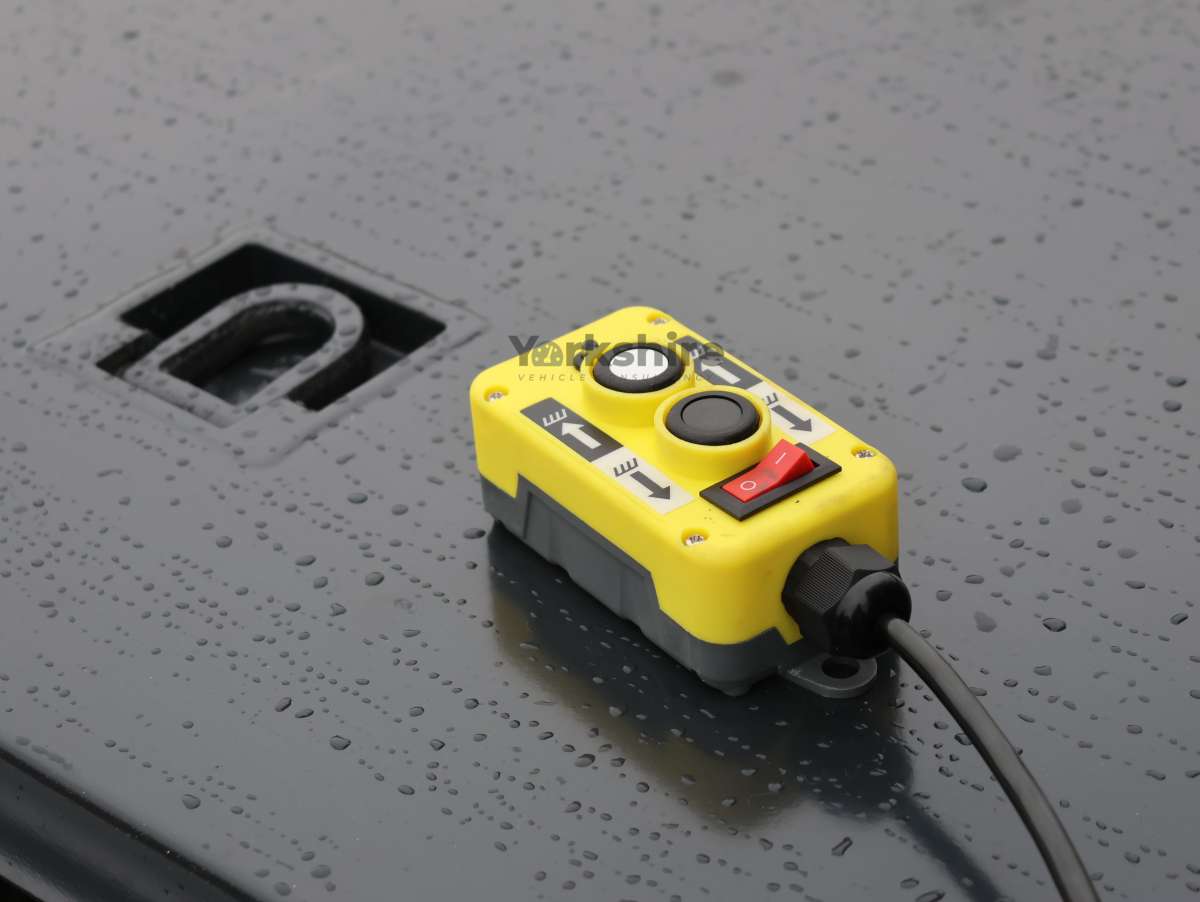 This is the Deliver 9 DRW Tipper vehicle.