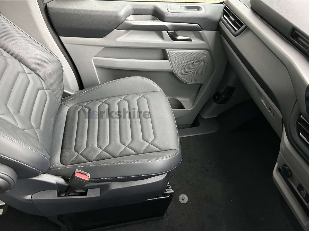This is the Tourneo Custom 8-Seater Automatic vehicle.